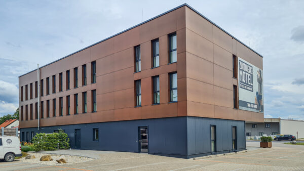 Seitlicher Eingang zum Zündwerk Motel Gebäude