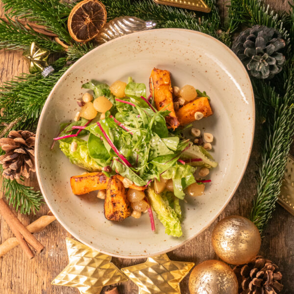 Zündwerk Steakhaus Monatsspecial Dezember - Bunter Salatteller mit geschmorten Hokkaidostücken, Birnenbällchen und Haselnüssen